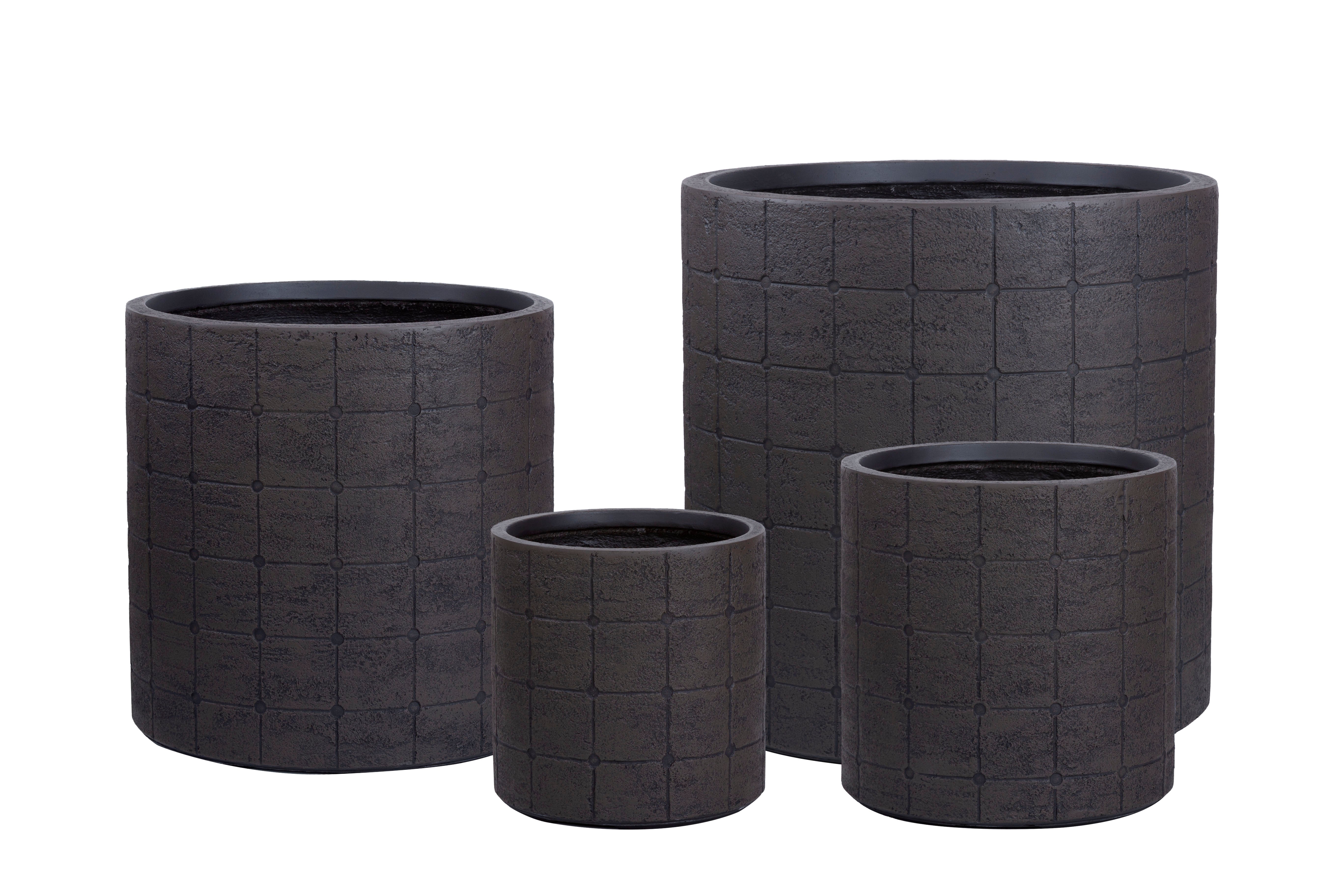 Circular basin with square pattern